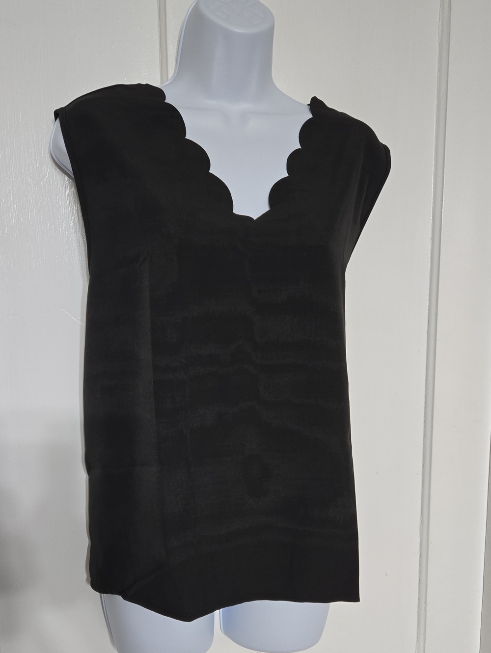 Black Scallop V-Neck Sleeveless Top